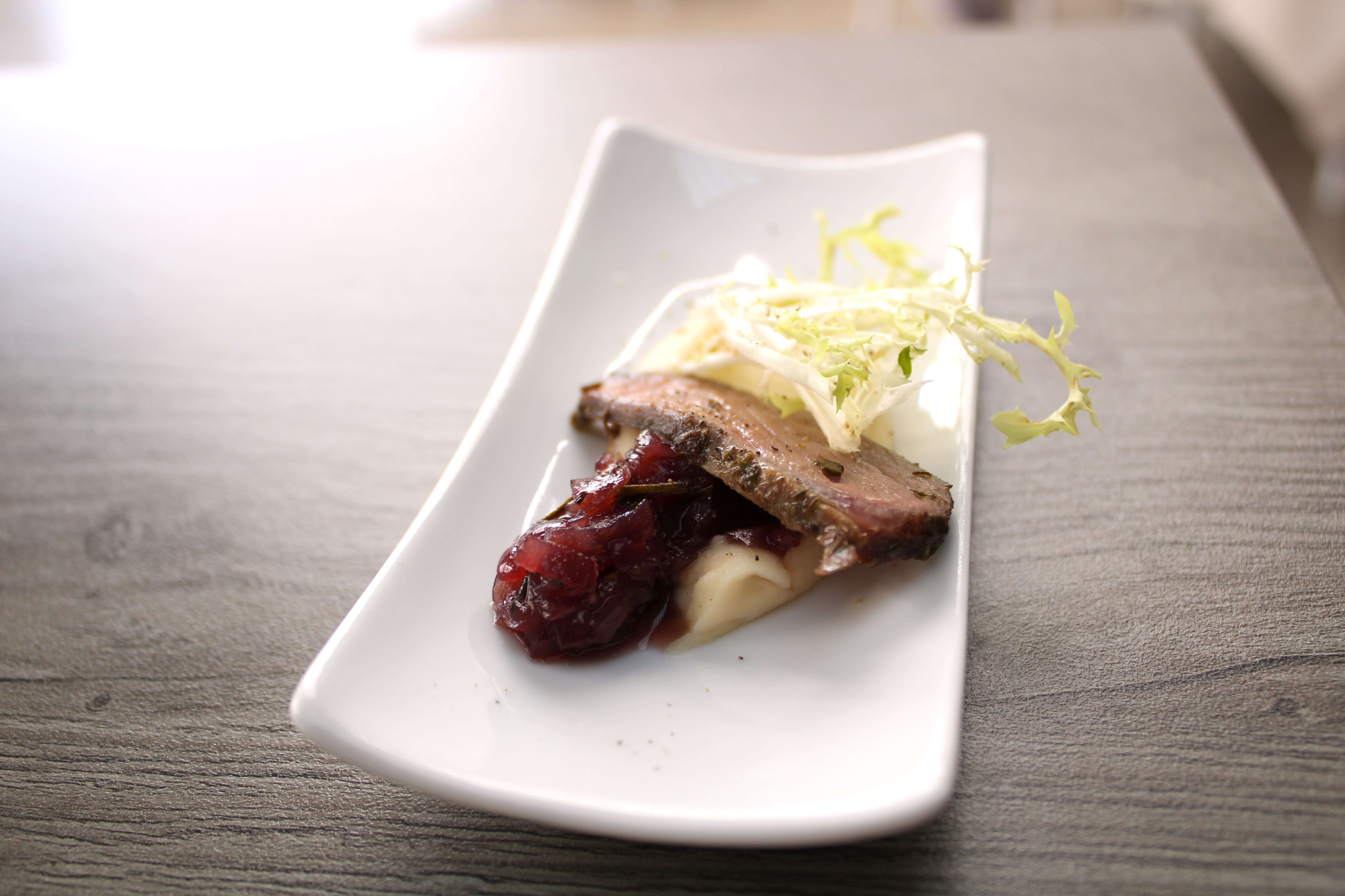 Albertz Catering Hannover - Kleine Vorspeise, liebevoll angerichtet, zeigt eine feine Kombination aus frischen Zutaten